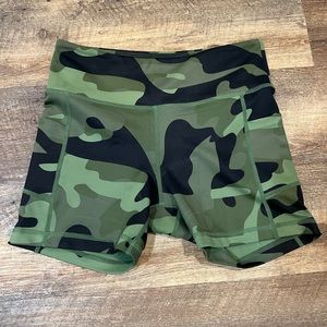 Zyia Green Camo Light n Tight Pocket Hustle Shorts 4"